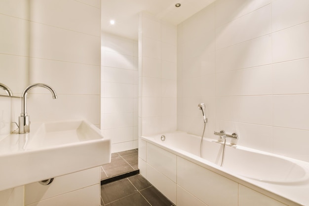 Bagno moderno con doccia e lavabo