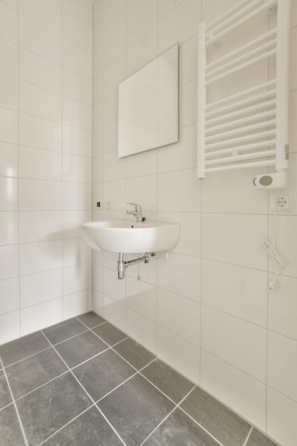 Bagno moderno con doccia e lavabo