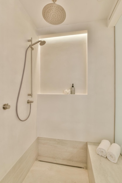 Bagno moderno con doccia, vasca e lavabo