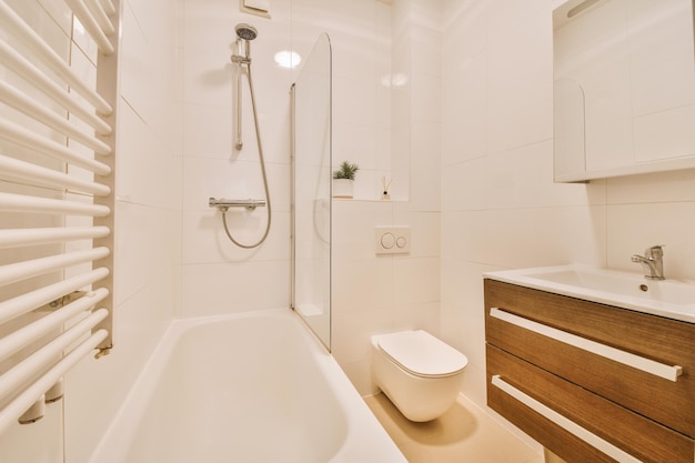 Bagno moderno con doccia, vasca, wc e lavabo in una casa accogliente