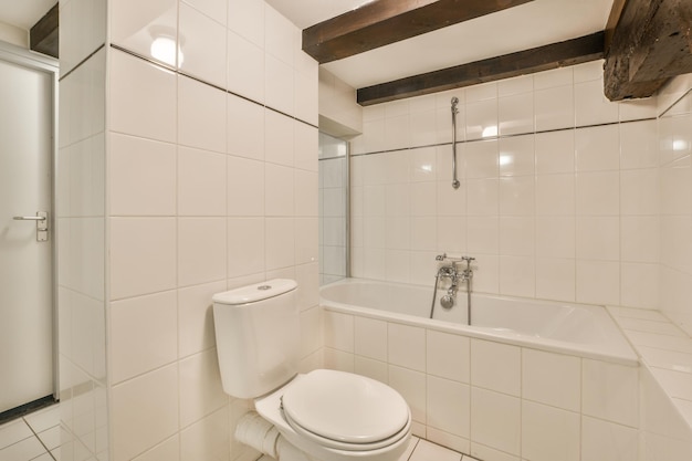 Bagno moderno con doccia, vasca, wc e lavabo