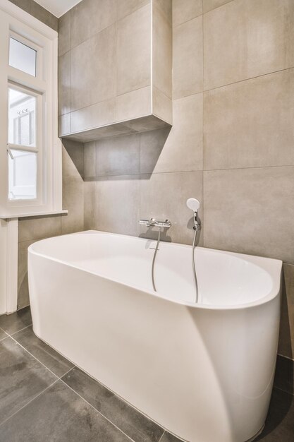 Bagno moderno con finestra in casa