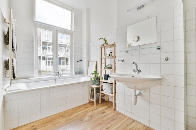 Bagno moderno con finestra in casa