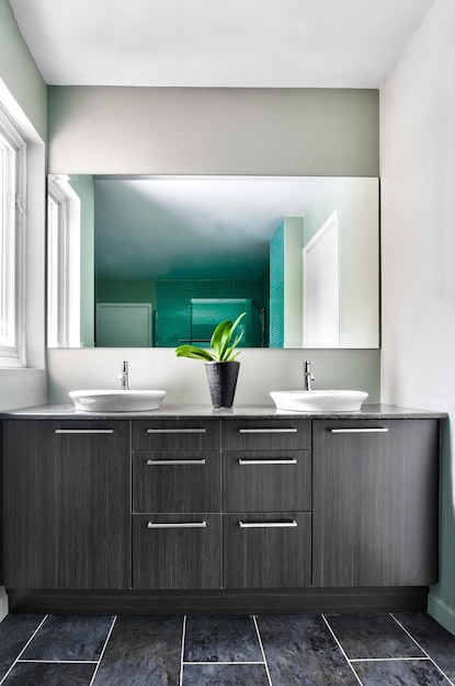 Bagno moderno con tenui colori pastello verdi