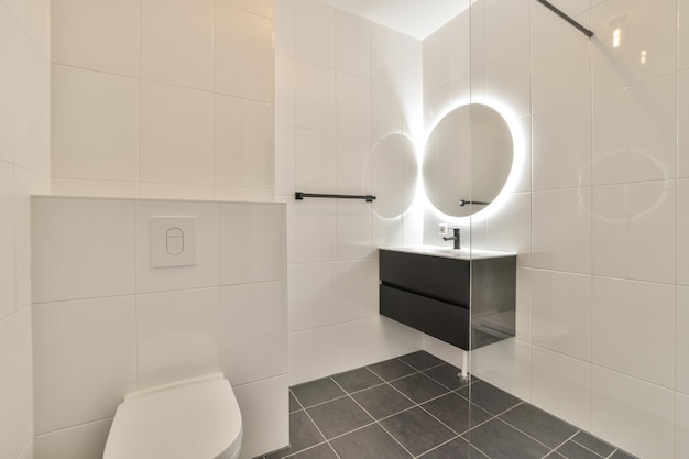 Bagno moderno con wc e lavabo