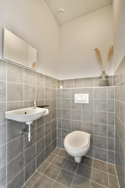 Bagno moderno con wc e lavabo