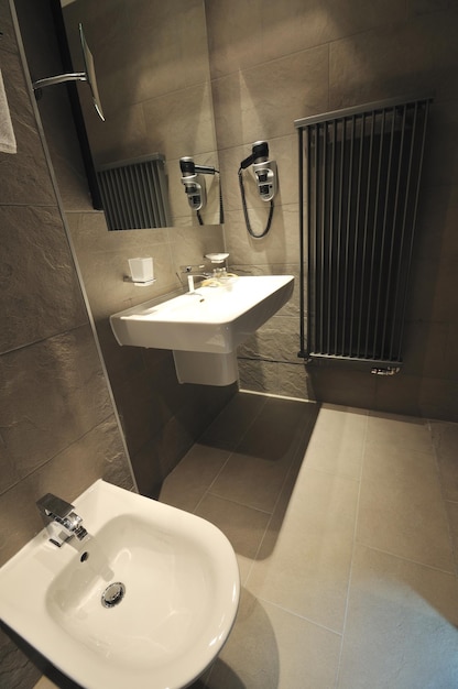 bagno moderno di lusso in hotel