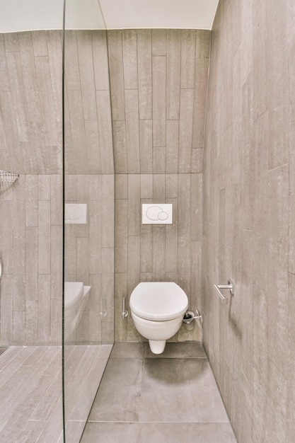 Bagno moderno nei toni del grigio con attrezzature adeguate