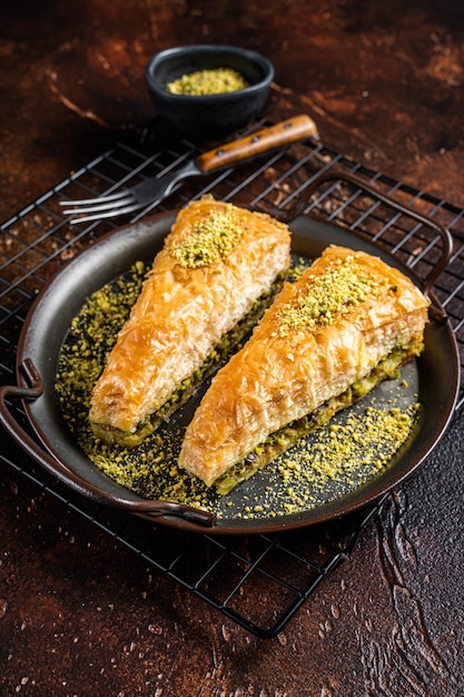 Bagno turco Havuc Dilim Baklava con pistacchio Sfondo scuro Vista dall'alto