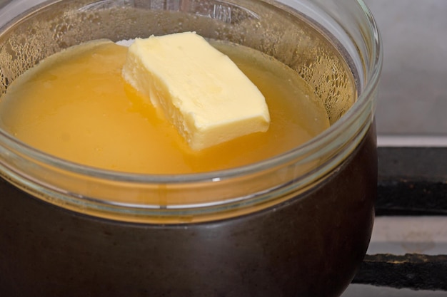 Bagnomaria con zucchero, burro e miele su una casseruola