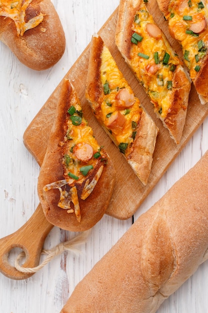 Baguette al forno con salsicce di uova