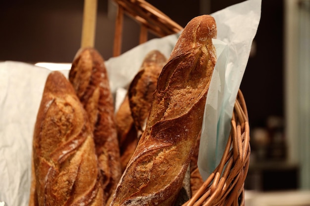 Baguette appena sfornata in un cestino.