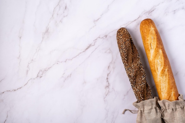 Baguette appena sfornata isolata su sfondo chiaro vista dall'alto