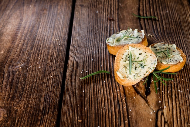 Baguette con burro alle erbe e rosmarino