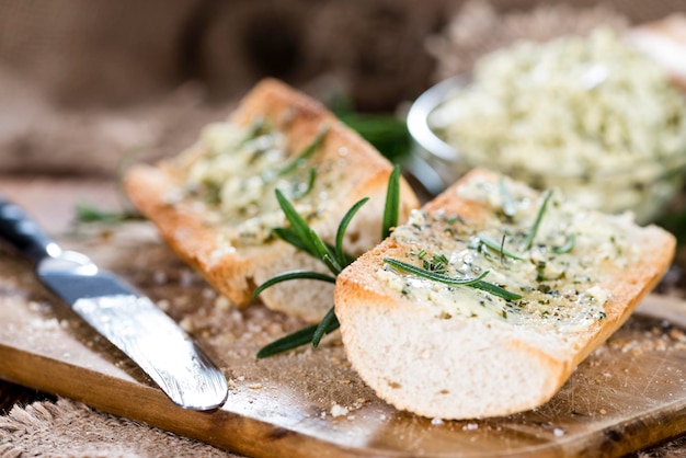 Baguette con burro alle erbe e rosmarino