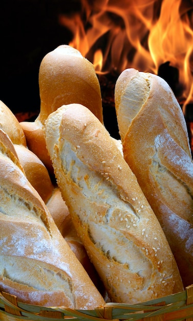 Baguette cotte nel forno a legna