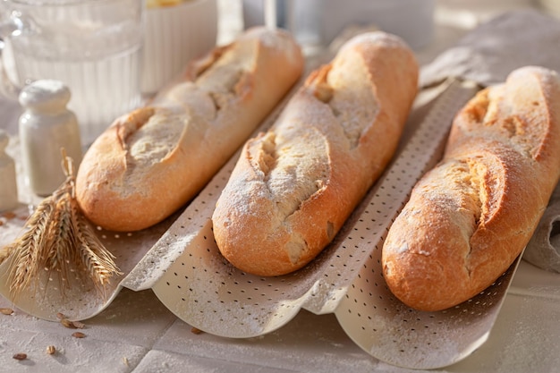 Baguette croccanti al forno con cereali e orecchie