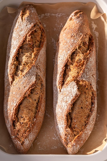 Baguette croccanti cotte in una cucina rustica luminosa