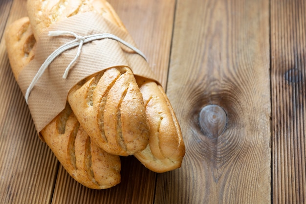Baguette dei panini del pane sulla tavola di legno
