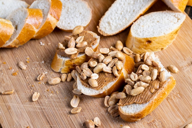 Baguette di grano fresco e pasta di arachidi