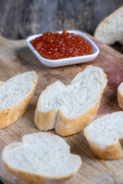 Baguette di grano tagliate a pezzi per la cottura dei panini