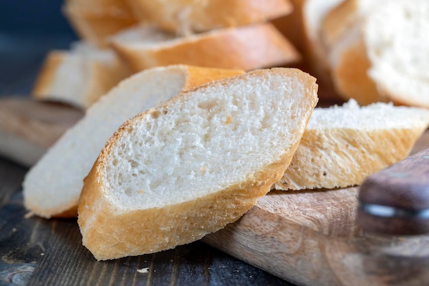 Baguette di grano tagliate a pezzi su un tagliere