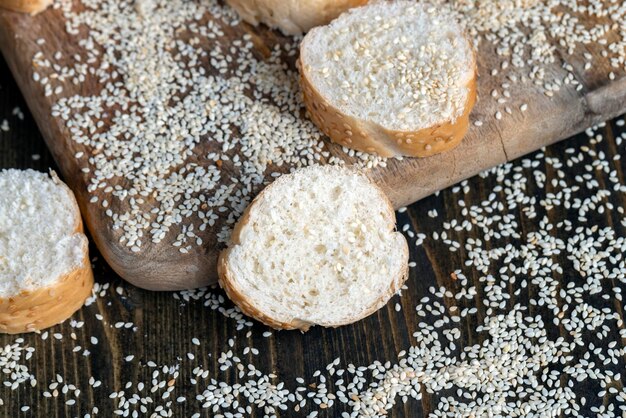 Baguette di grano tenero cosparsa di semi di sesamo