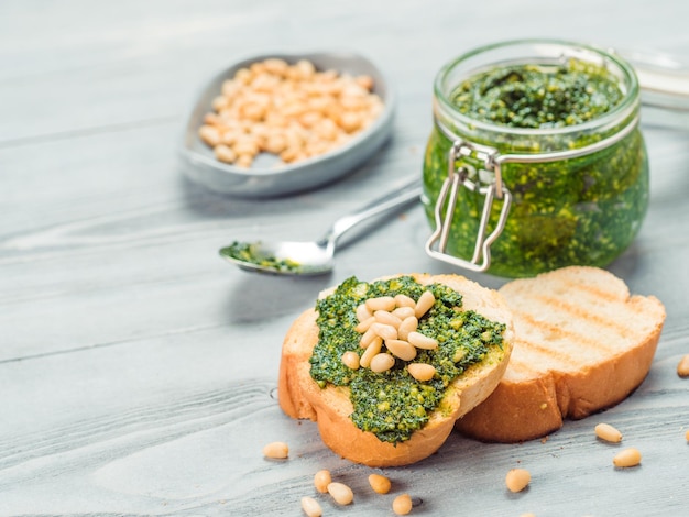 Baguette di pane al pesto fresco