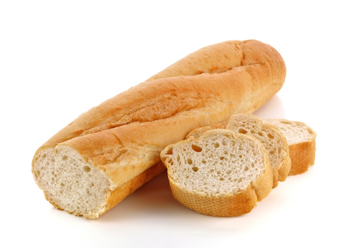 Foto baguette di pane francese di recente cotte isolate