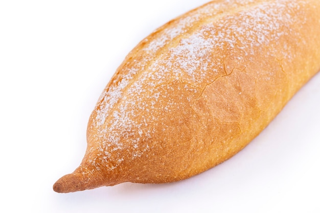 Baguette di pane italiano isolato su bianco