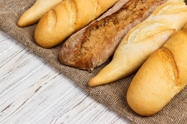 Baguette fatte in casa sulla tavola di legno si chiuda