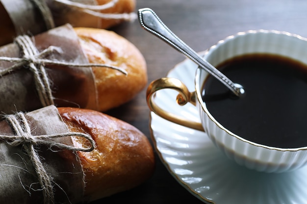 Baguette francese appena sfornata su un tavolo di legno per colazione