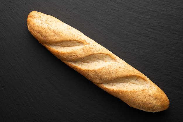 Baguette francese con crusca su uno sfondo di pietra scura