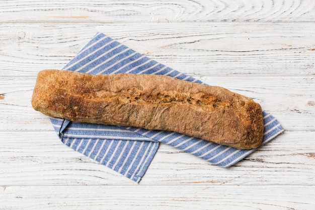 Baguette francese croccante fresca su tavola colorata Vista dall'alto Prodotti da forno