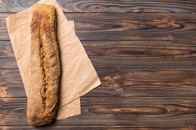 Baguette francese croccante fresca su tavola colorata Vista dall'alto Prodotti da forno