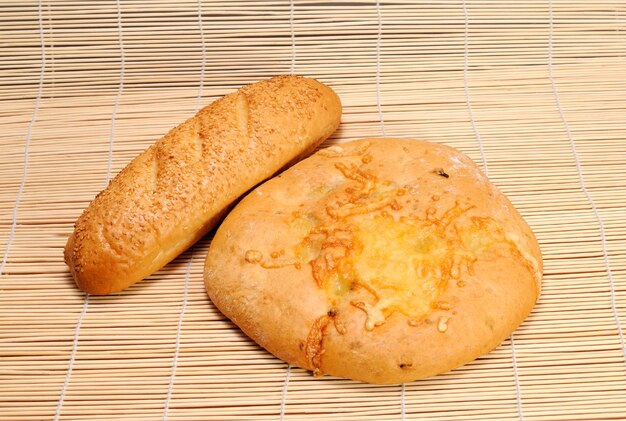 Baguette francese e focaccia rotonda con formaggio