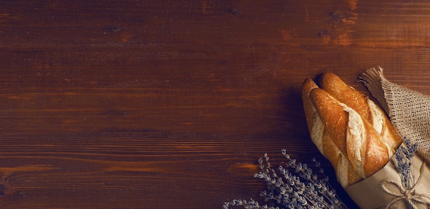 Baguette francese in stile rustico su un tavolo di legno