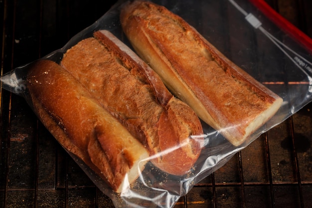 Baguette francese in un sacchetto con cerniera Congelamento per la conservazione del pane