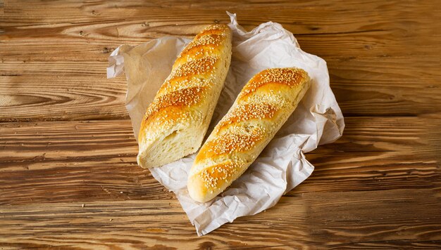 Baguette francese su fondo di legno bianco