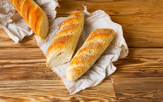 Baguette francese su fondo di legno bianco