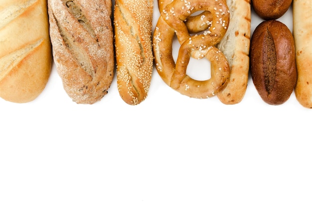 Baguette francesi e pane isolati su sfondo bianco