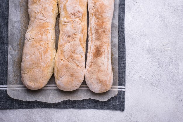 Baguette francesi fatte in casa con olio d'oliva