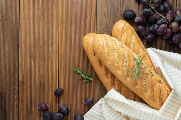 Baguette francesi sulla tavola di legno