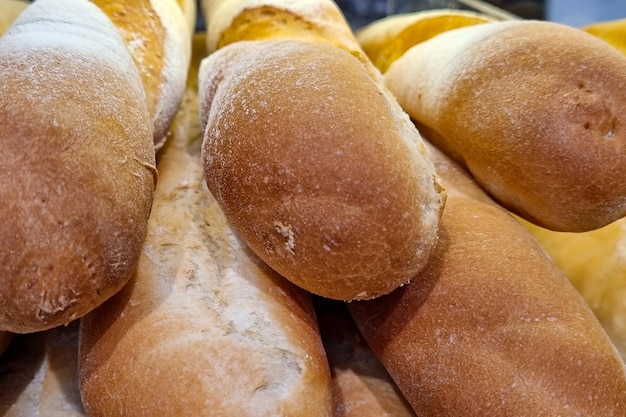 Baguette fresca e gustosa con granelli. Cibo.