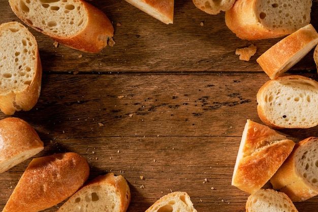 Baguette fresca fatta in casa su un fondo di legno