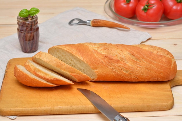 Baguette fresche e acciughe per fare i panini