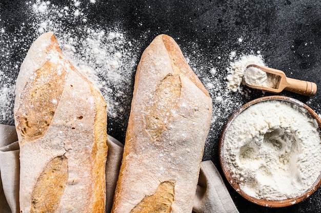 Baguette fresche in un sacchetto di carta