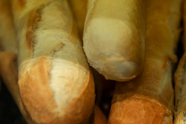 Baguette fresche sul bancone. Avvicinamento. Messa a fuoco selettiva.