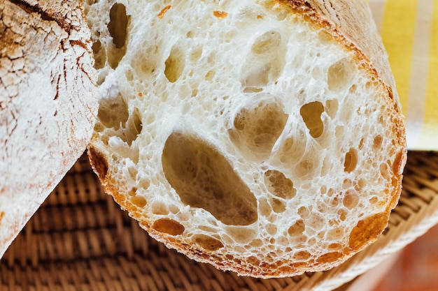 Baguette interna con fori d&#39;aria. Pane fatto in casa dall&#39;artigiano.