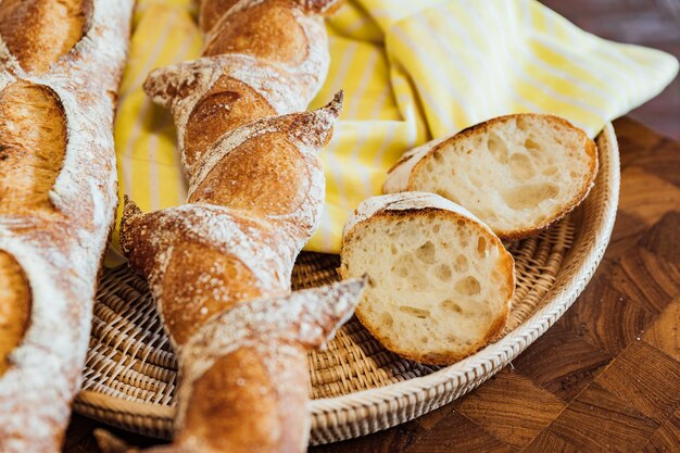 Baguette interna con fori d&#39;aria. Pane fatto in casa dall&#39;artigiano.